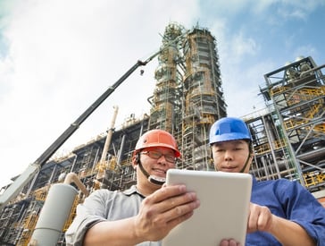 workers-site-tablet-discussion.jpg